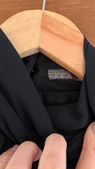 Vestido negro con cuello alto