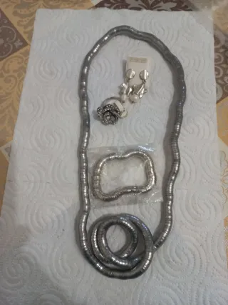 Conjunto de Joyas: Collar, Pulsera y Pendientes