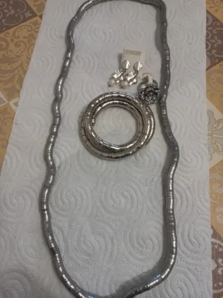 Conjunto de Joyas: Collar, Pulsera y Pendientes