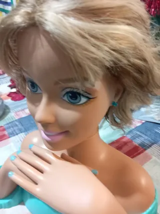 Busto de muñeca rubia