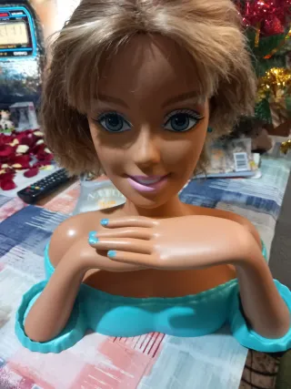 Busto de muñeca rubia