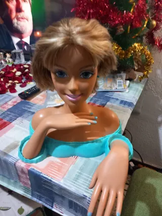 Busto de muñeca rubia