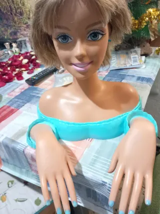 Busto de muñeca rubia