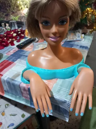 Busto de muñeca rubia