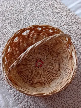 Cesta de mimbre artesanal