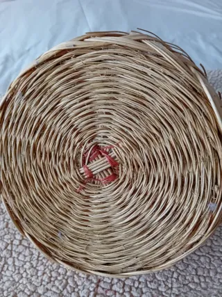 Cesta de mimbre artesanal