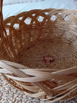 Cesta de mimbre artesanal