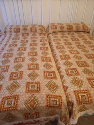 Colchas vintage beige y naranja cama 90