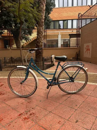 Bicicleta de paseo azul