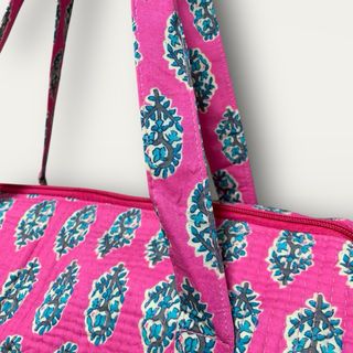 Bolso de viaje estampado rosa y turquesa