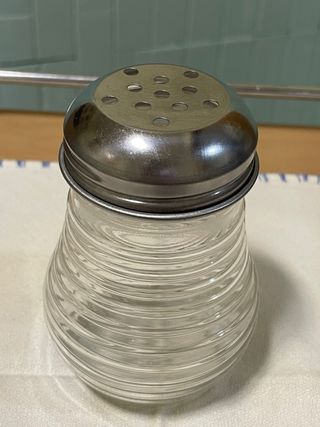 Salero de cristal transparente