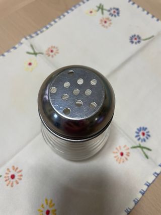 Salero de cristal transparente