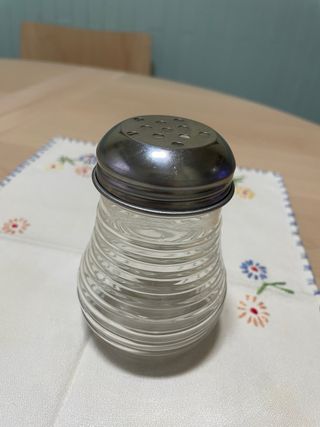 Salero de cristal transparente