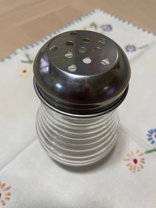 Salero de cristal transparente