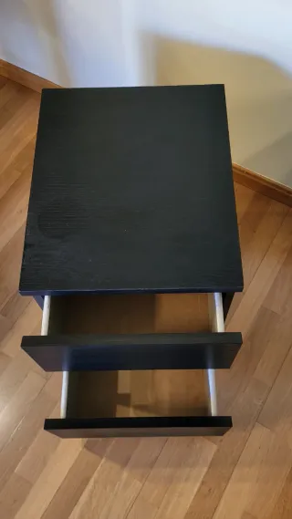 Mesita de noche de madera