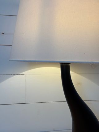 Lámpara de mesa negra madera restaurada