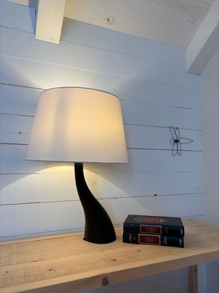 Lámpara de mesa negra madera restaurada