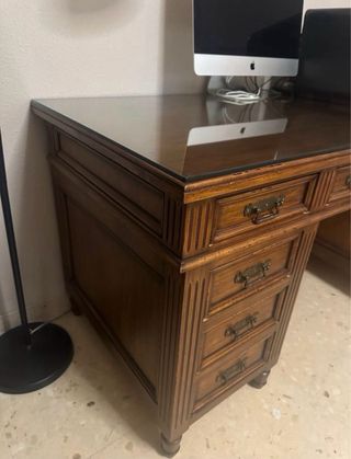 Escritorio de madera con tapa de cristal