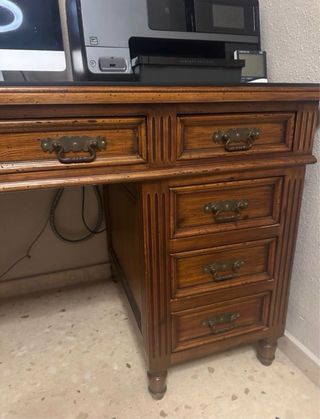 Escritorio de madera con tapa de cristal