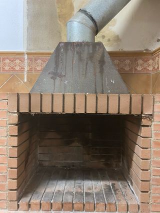 Chimenea de leña ladrillo y metal