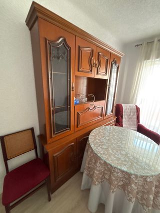 SE REGALA Mueble de salón y sillas de comedor