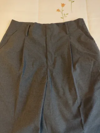 Pantalón gris de Zara