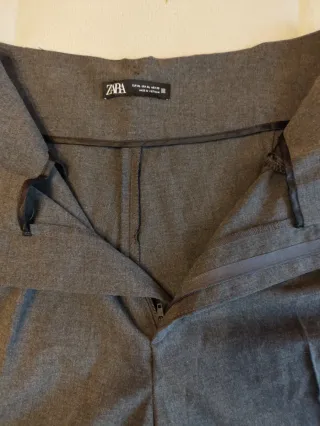Pantalón gris de Zara