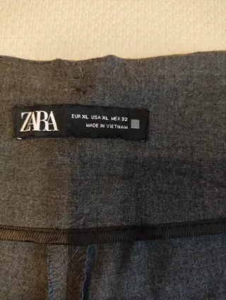 Pantalón gris de Zara