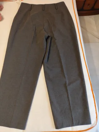 Pantalón gris de Zara
