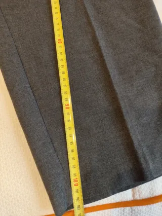 Pantalón gris de Zara