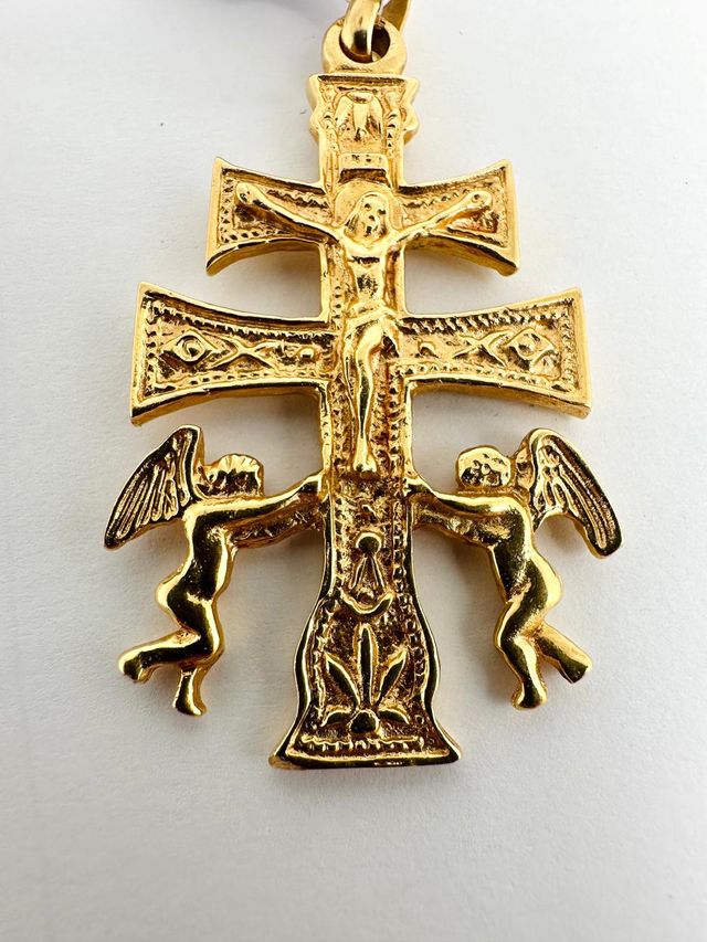 Colgante cruz carava de oro de 18k. Peso: 19.34 g.