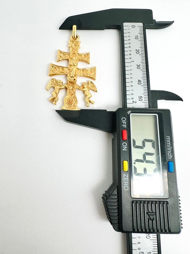 Colgante cruz carava de oro de 18k. Peso: 19.34 g.