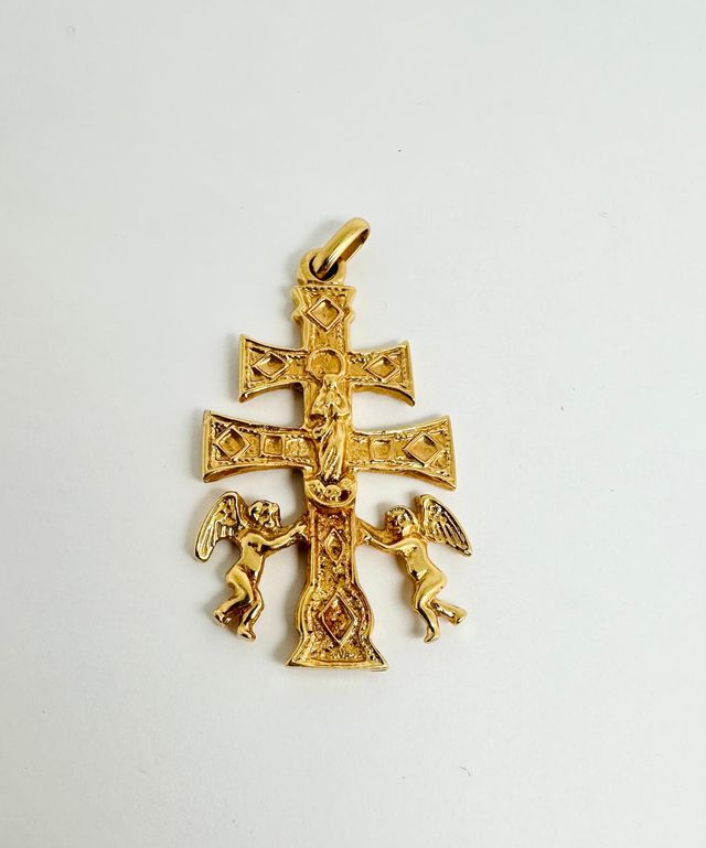 Colgante cruz carava de oro de 18k. Peso: 19.34 g.