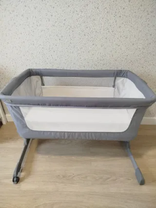 Cuna colecho Next to me Chicco gris año 2025