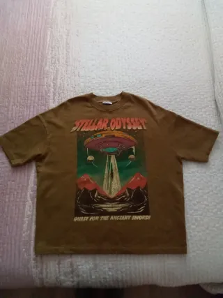 Camiseta-sudadera de chico de Zara.