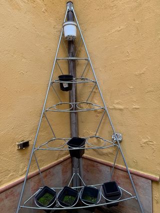 Torre Macetero Metálico y Plástico