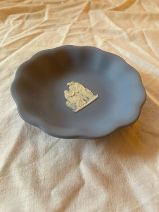 Plato Wedgwood azul con figuras