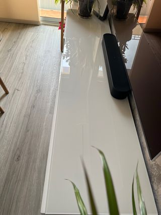 Mueble de comedor blanco lacado y sobre de cristal