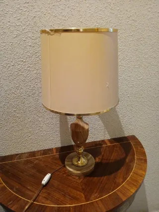 Lámpara de mesa de mármol y metal