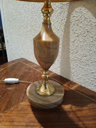 Lámpara de mesa de mármol y metal