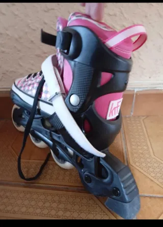 Patines en línea rosas y blanco.