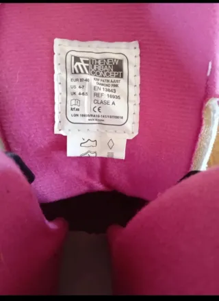 Patines en línea rosas y blanco.