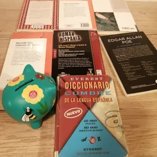 6 libros, regalo de diccionario y hucha de cerámic
