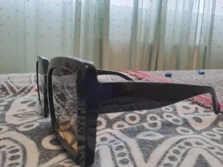 Gafas de sol cuadradas negras y marrones