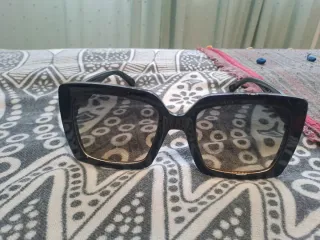 Gafas de sol cuadradas negras y marrones