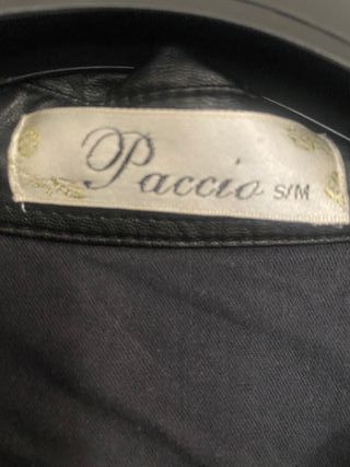 Blusa blanca con detalles negros