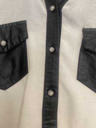 Blusa blanca con detalles negros