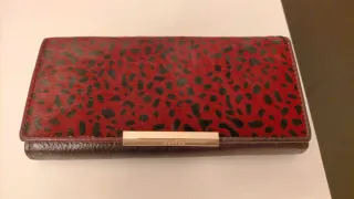 Cartera de cuero sintético con estampado