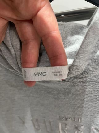 Sudadera gris con texto bordado