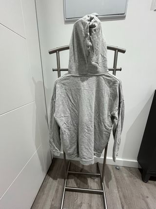 Sudadera gris con texto bordado